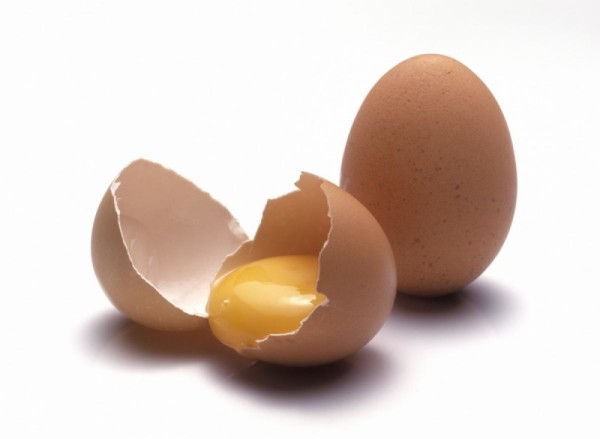 Целое и разбитое куриное яйцо