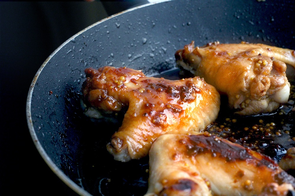 Медовая курица на сковороде. Куриные Крылья на сковороде. Куриные крылышки на сковороде. Жареные куриные крылышки на сковороде. Куриные крылышки в медово-соевом соусе на сковороде.