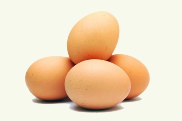 Куриные яйца на белом фоне